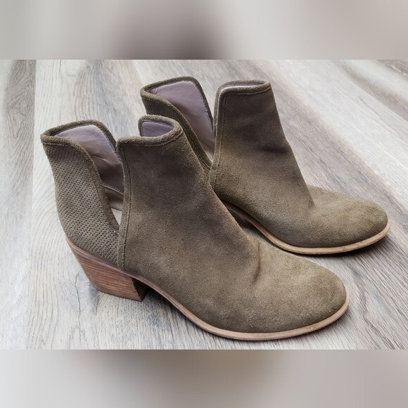 hinge Shoes - Hinge Olive Suede Booties size 7.5M